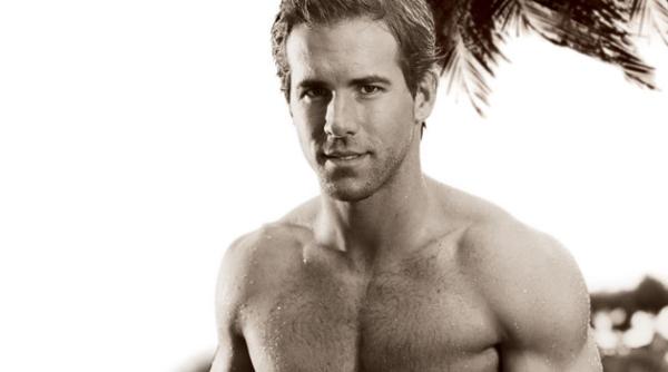 ryan reynolds lovit un masina de un paparazzo