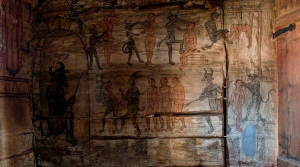 satu mare corund biserica cu draci fascinanta pentru credincio ii care ii trec pragul