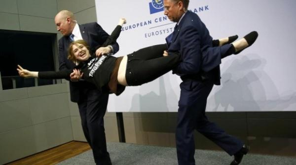 conferin a bancii centrale europene intrerupta o femeie l a atacat pe mario draghi