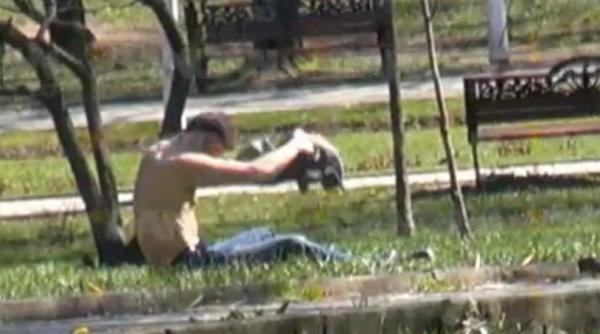 cristian boureanu la bustul gol intr un parc din capitala