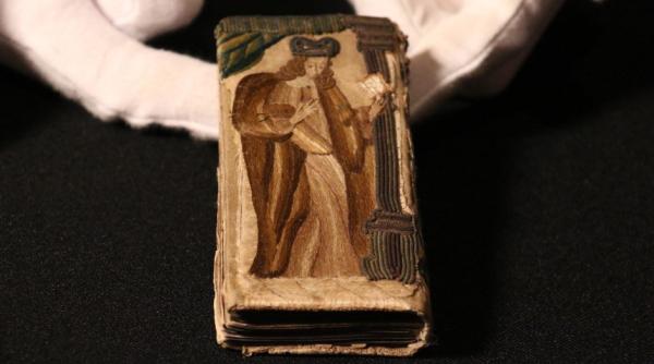 colec ie de car i rare estimata la 5 milioane de dolari donata bibliotecii de stat din victoria australia