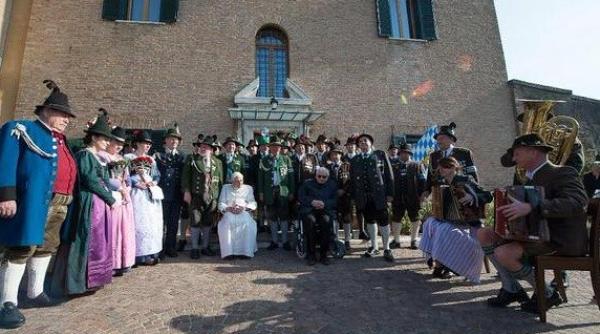 papa emerit benedict al xvi lea aniversare la 88 de ani in stil bavarez cu bere
