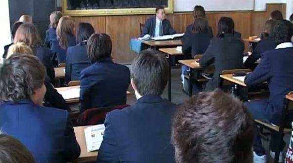 reprezentantul elevilor membru cu drept de vot in consiliul de administra ie din licee