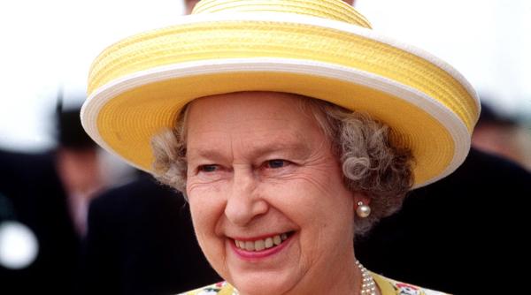 hardy amies  jurnalistul care a ajuns croitorul reginei elisabeta a ii a   file de istorie