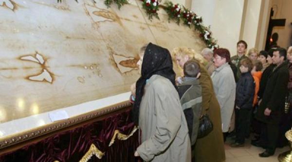 giulgiul lui isus expus in mod excep ional timp de doua luni