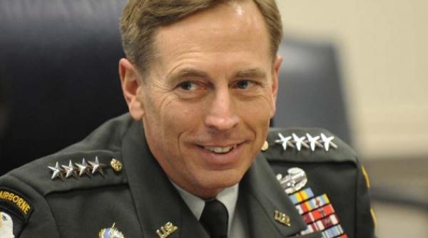 generalul david petraeus fost sef cia condamnat la doi ani pentru ca a divulgat secrete amantei