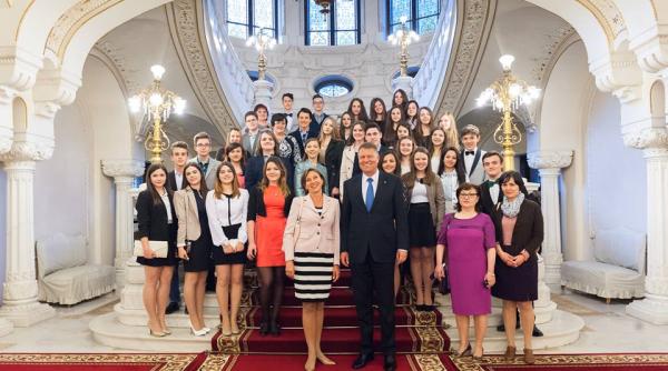 klaus iohannis fotografie de colec ie la cotroceni alaturi de so ia sa carmen i elevi acesteia