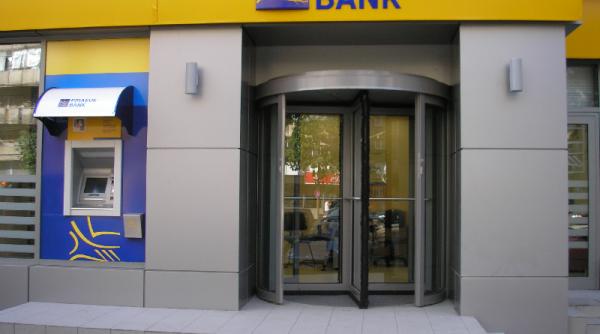 piraeus bank sterge din datorii clien ilor greci afecta i de criza