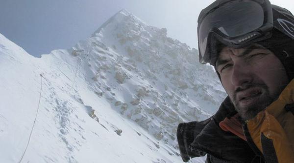 romani surprin i pe everest de cutremur in aten ia presei interna ionale