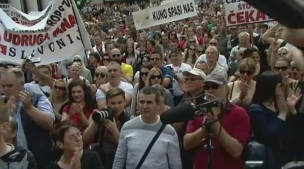 mii de croa i afecta i de creditele in franci elve ieni au protestat impotriva guvernului