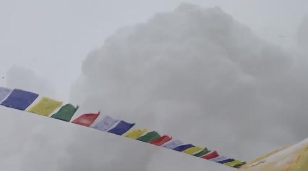 primele imagini cu avalan a din everest unde sunt bloca i alpini ti romani video