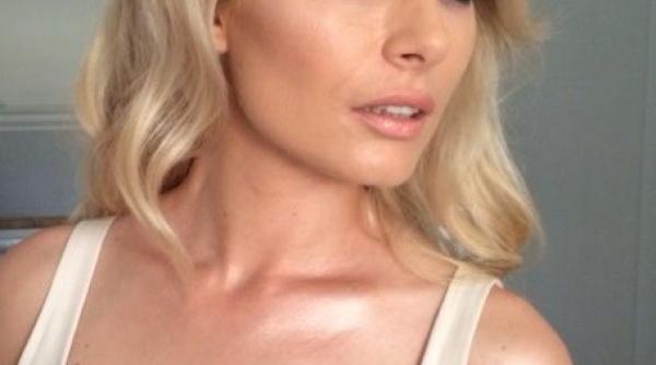 laura cosoi sexy i fara pantaloni pe facebook