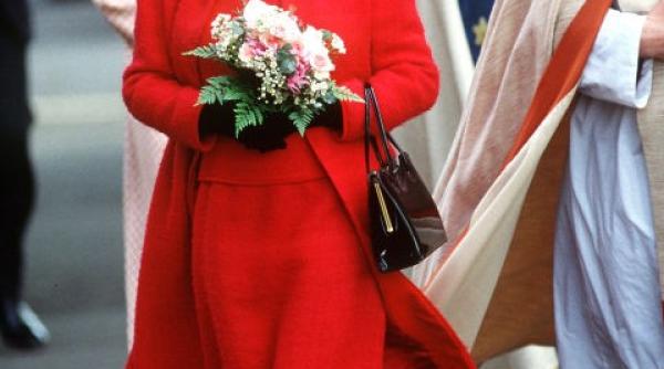 regina elisabeta a ii a a marii britanii elegan a regala in toate culorile curcubeului