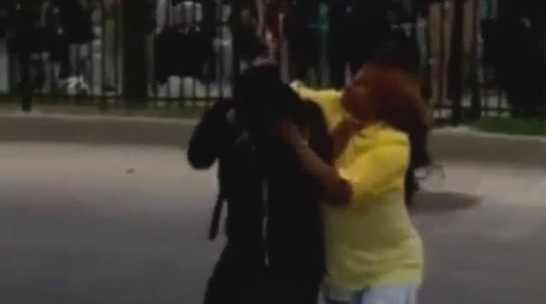 un protestatar din baltimore batut de mama sa pe strada video