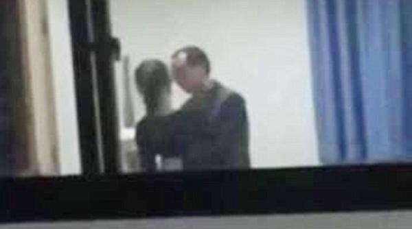 profesor filmat in timp ce saruta o eleva de 16 ani