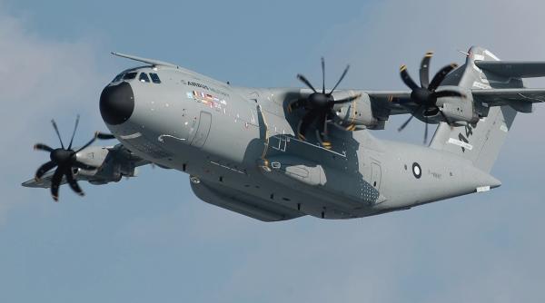 un avion militar airbus a400m s a prabu it in spania in apropierea aeroportului din sevilla