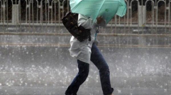 alerta meteo de averse descarcari electrice i vant puternic vreme rea in aproape toata ara
