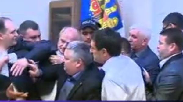 edin a cu pumni la primaria din chi inau video