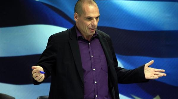 yannis varufakis ministrul de finan e al greciei ne cer sa scadem toate salariile la 700