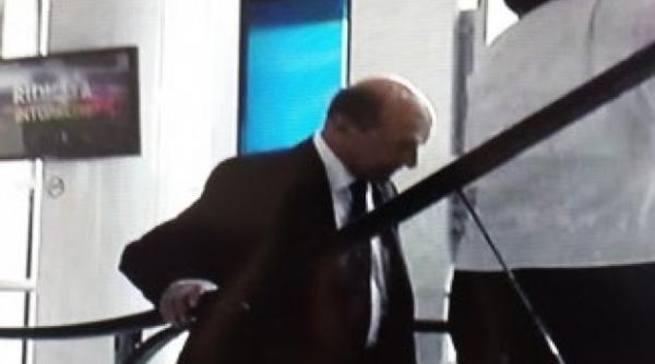 traian basescu surprins in aeroport unde a plecat fostul pre edinte