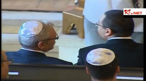 gafe de protocol la templul coral klaus iohannis deranjat victor ponta cu capul descoperit