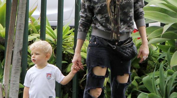 cel mai fotogenic copil de vedeta cat de frumos s a facut baie elul lui fergiebaie elul lui fergie cel mai fotogenic copil de vedeta