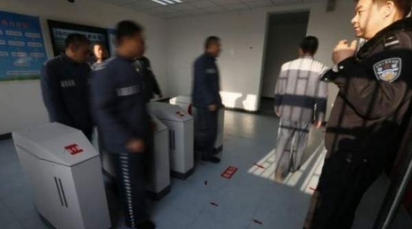 china func ionarii obliga i la o zi de inchisoare pentru a vedea ce i a teapta daca vor fi acuza i de corup ie