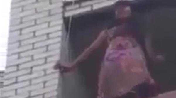 salvarea dramatica a unei femei care voia sa se arunce de la balcon