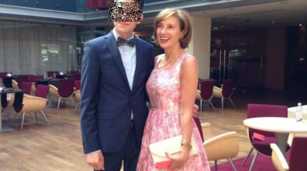 carmen iohannis intr o rochie roz la banchetul elevilor din sibiu