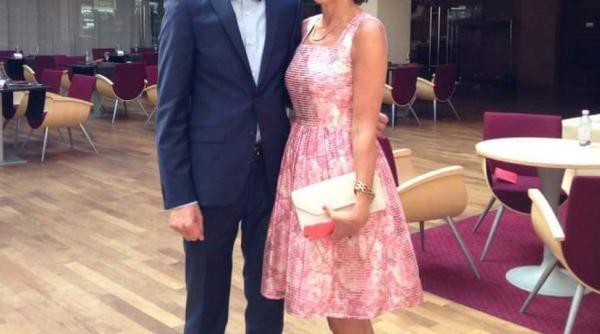 carmen iohannis fotografie de colec ie alaturi de un elev al sau la balul absolven ilor