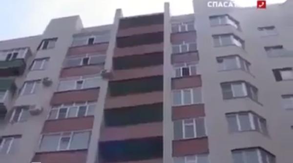 cum a fost salvata o femeie cu cateva secunde inainte sa se arunce in gol video