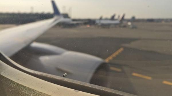 detaliul terifiant din orice avion de ce sunt gaurite geamurile