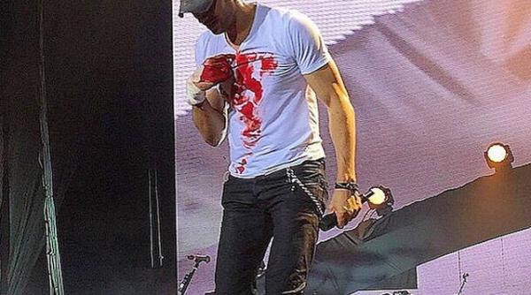 enrique iglesias ranit in timpul unui concert in mexic video
