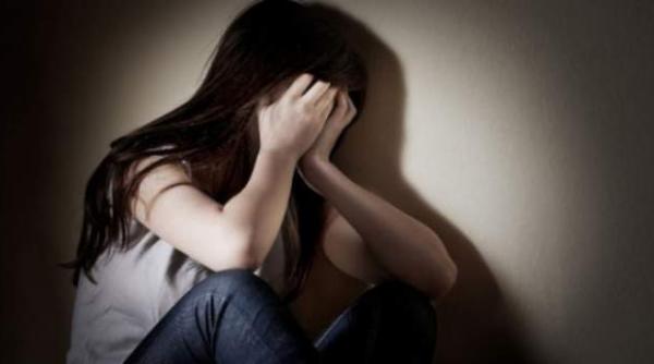 boto ani fata de 13 ani batuta cu un cablu electric de tatal ei din cauza unei note mici