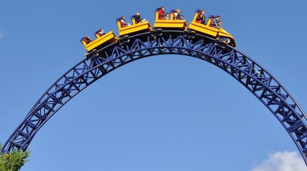 scene de cosmar un roller coaster s a izbit de o cabina