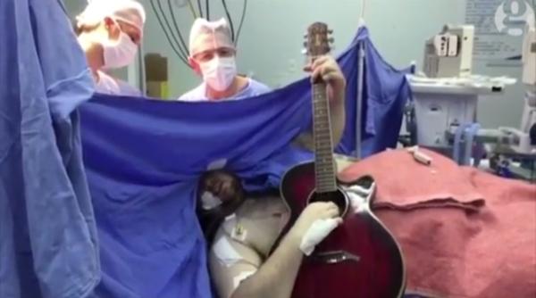 incredibil canta la chitara in timp ce este operat pe creier