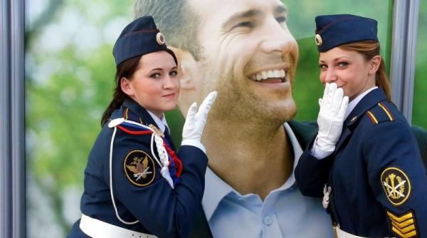 galerie foto ipostaze amuzante ale femeilor gardian din rusia