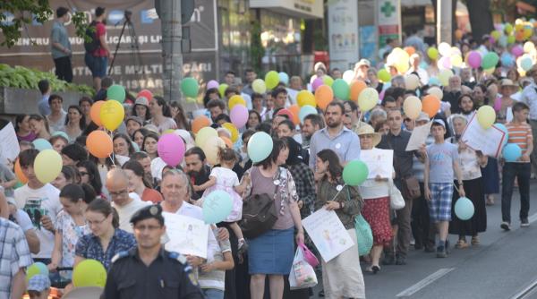 ia i oameni in strada familiemii de oameni in strada la ia i copilul tau vrea sa vorbeasca cu tine tu vrei