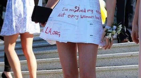 apari ie inedita la balul de absolvire in rochie din foi de matematica