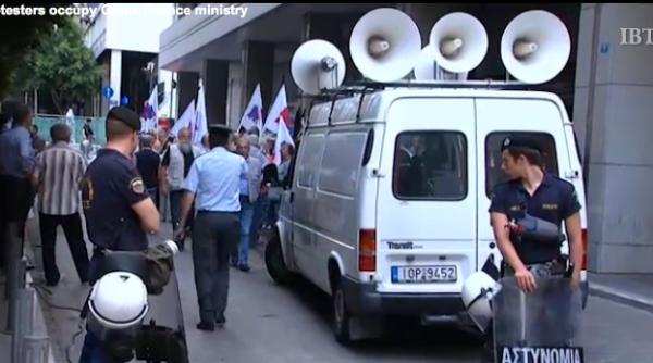 sediul ministerului grec de finan e ocupat de sindicali ti comuni ti