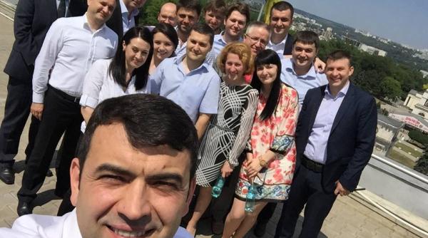 chiril gaburici premierul demisionar al republici moldova selfie la inal ime