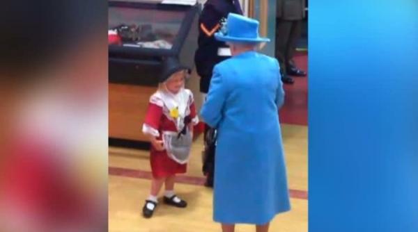 fetita lovita de un militar dupa ce a dat onorul reginei marii britanii video