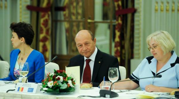 basescu pre edintele nu trebuie sa fie o gluga de coceni care doarme la cotroceni