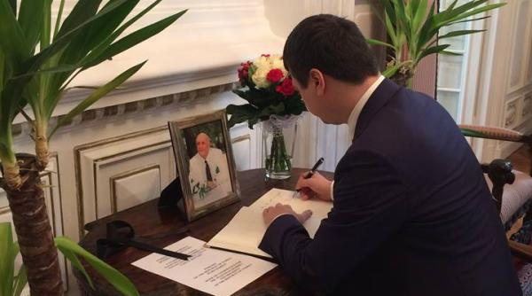 ionu vulpescu ministrul culturii a semnat in cartea de condolean e in memoria lui suleyman demirel