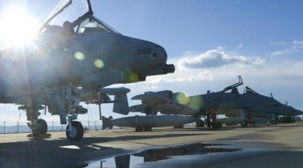 f 16 i a 10 distrugatorul de tancuri la un show aviatic pe aeroportul aurel vlaicu din bucure ti