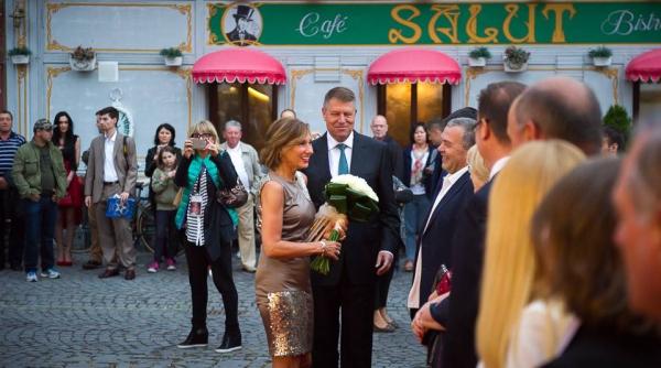 carmen i klaus iohannis la sibiu alaturi de ionu vulpescu imagini i mesajul pre edintelui