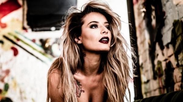 laura cosoi sexy rea i plina de tatuaje imagini nemaivazute