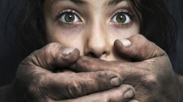 ingrozitor a fost violata doi ani de tatal ei