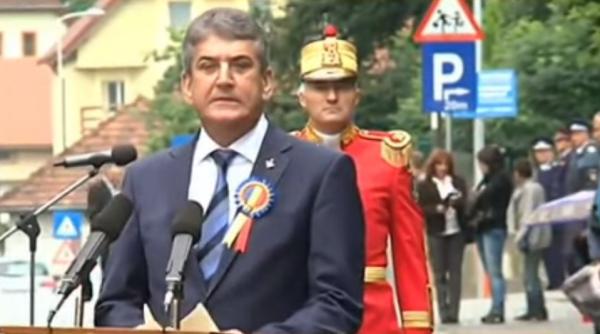 gabriel oprea i mircea du a prezen i la arborarea celui mai mare tricolor din harghita