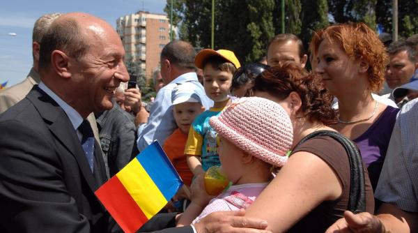 traian basescu de ziua drapelului na ional cel mai important este sa il por i in suflet